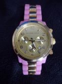 Relógio rosa com dourado