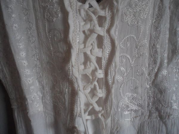 Vestido indiano em crepe branco - DETALHE