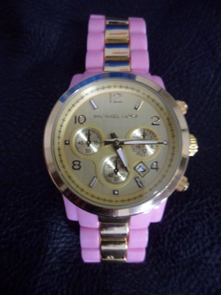 Relógio rosa com dourado