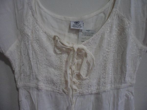 Vestido indiano em crepe branco com manguinha - detalhe